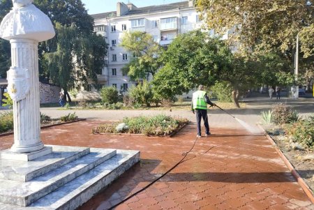 Коммунальщики помыли памятники в Малиновском районе и убрали территорию возле бюветов (фото)