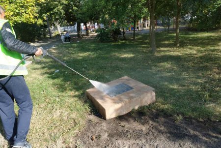 Коммунальщики помыли памятники в Малиновском районе и убрали территорию возле бюветов (фото)