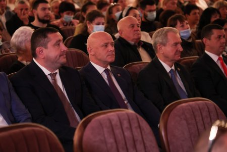 Одесским педагогическим работникам вручили награды в преддверии профессионального праздника (фоторепортаж)