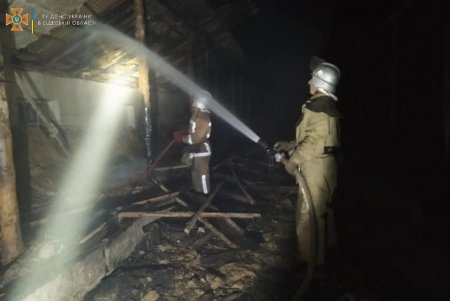 Потушив пожар в хлеву на территории Арцизской ОТГ, спасатели обнаружили труп (фото)
