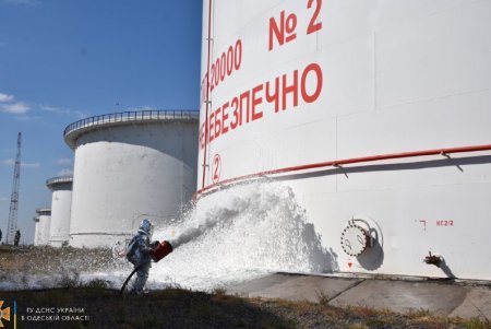 На нефтяном терминале порта «Южный» тушили условный пожар (фото)