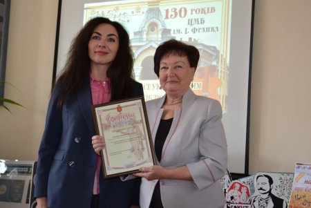 Одесским библиотекарям вручили почетные знаки городского головы и грамоты (фото)