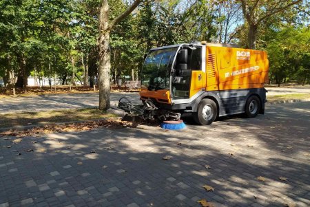 Коммунальщики осенью убирают опавшую листву в зеленых зонах и готовятся к посадке деревьев (фото)