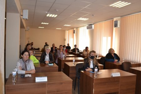 Перед зданием Киевской райадминистрации представили экспозицию монументальных, жанровых и временных арт-объектов (фото)