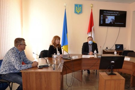 Перед зданием Киевской райадминистрации представили экспозицию монументальных, жанровых и временных арт-объектов (фото)