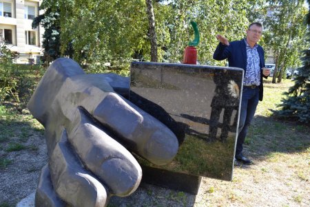 Перед зданием Киевской райадминистрации представили экспозицию монументальных, жанровых и временных арт-объектов (фото)