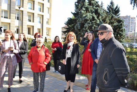 Перед зданием Киевской райадминистрации представили экспозицию монументальных, жанровых и временных арт-объектов (фото)