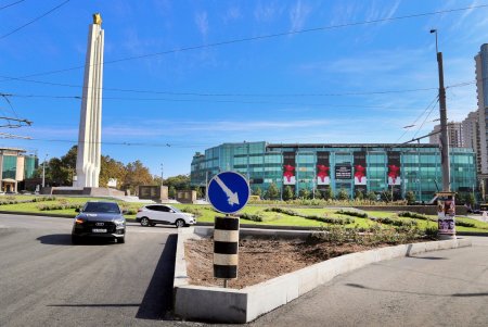 В ходе капремонта улицы Черняховского оборудовали велодорожку (фоторепортаж)