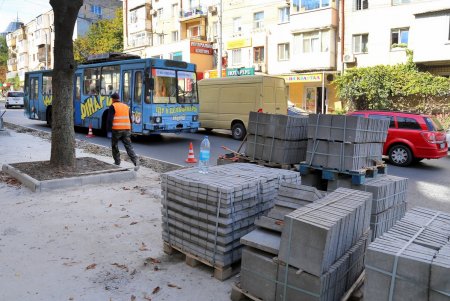 В ходе капремонта улицы Черняховского оборудовали велодорожку (фоторепортаж)