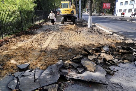 В ходе капремонта улицы Черняховского оборудовали велодорожку (фоторепортаж)
