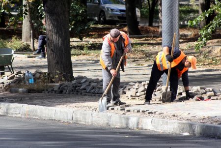 В ходе капремонта улицы Черняховского оборудовали велодорожку (фоторепортаж)