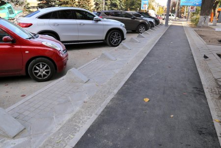 В ходе капремонта улицы Черняховского оборудовали велодорожку (фоторепортаж)