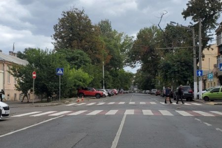 Одесские коммунальщики приводят в порядок светофоры, обновляют дорожные знаки и разметку (фото)