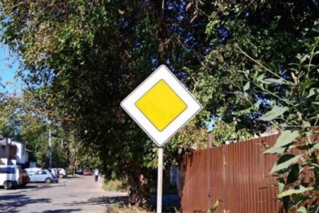 Одесские коммунальщики приводят в порядок светофоры, обновляют дорожные знаки и разметку (фото)