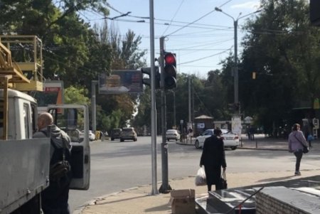 Одесские коммунальщики приводят в порядок светофоры, обновляют дорожные знаки и разметку (фото)