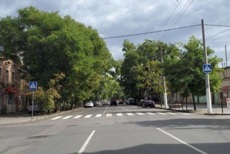 Одесские коммунальщики приводят в порядок светофоры, обновляют дорожные знаки и разметку (фото)