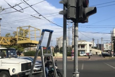 Одесские коммунальщики приводят в порядок светофоры, обновляют дорожные знаки и разметку (фото)