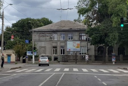 Одесские коммунальщики приводят в порядок светофоры, обновляют дорожные знаки и разметку (фото)