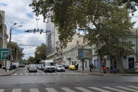 Одесские коммунальщики приводят в порядок светофоры, обновляют дорожные знаки и разметку (фото)