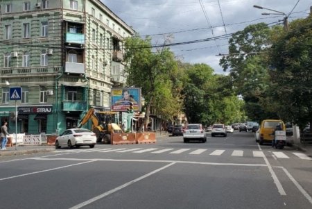 Одесские коммунальщики приводят в порядок светофоры, обновляют дорожные знаки и разметку (фото)