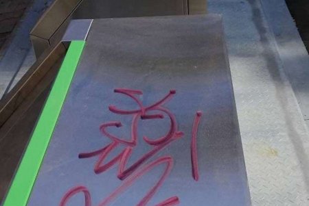 В центре города вандалы разрисовали остановочный комплекс и мусорные контейнеры (фото)