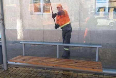 В центре города вандалы разрисовали остановочный комплекс и мусорные контейнеры (фото)