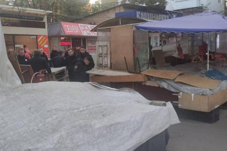 Возле площади Деревянко ликвидировали стихийный рынок (фото, видеокомментарий)