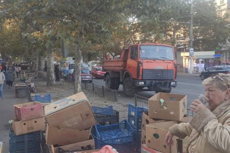 Возле площади Деревянко ликвидировали стихийный рынок (фото, видеокомментарий)