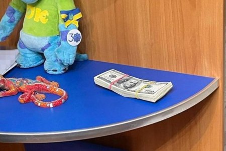 По 50 долларов за авто: одесский таможенник наладил схему получения взяток за бесперебойное растаможивание (фото)