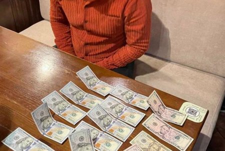 По 50 долларов за авто: одесский таможенник наладил схему получения взяток за бесперебойное растаможивание (фото)