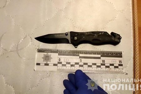 Порезал полицейскому руку и бросал камни в служебные авто: в Одессе задержали 22-летнего местного жителя (фото, видео) 