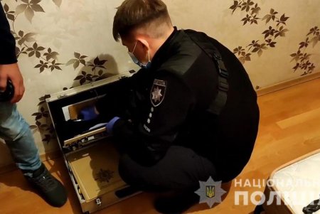 Порезал полицейскому руку и бросал камни в служебные авто: в Одессе задержали 22-летнего местного жителя (фото, видео) 