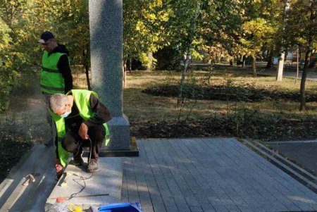 Вандалы повредили скульптурную композицию в сквере Партизанской славы (фото)