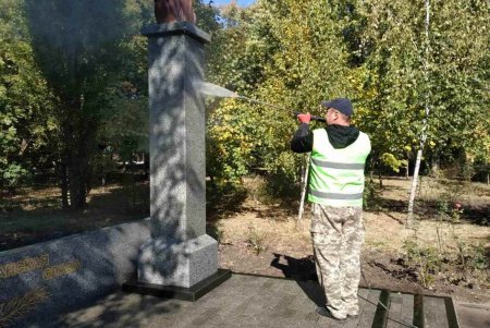Вандалы повредили скульптурную композицию в сквере Партизанской славы (фото)