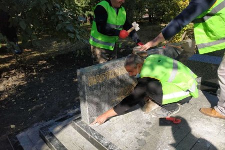Вандалы повредили скульптурную композицию в сквере Партизанской славы (фото)