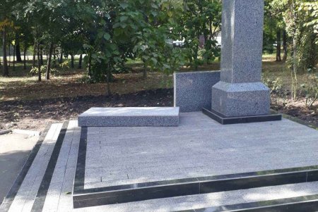Вандалы повредили скульптурную композицию в сквере Партизанской славы (фото)