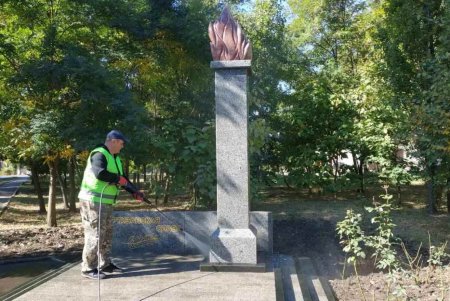 Вандалы повредили скульптурную композицию в сквере Партизанской славы (фото)
