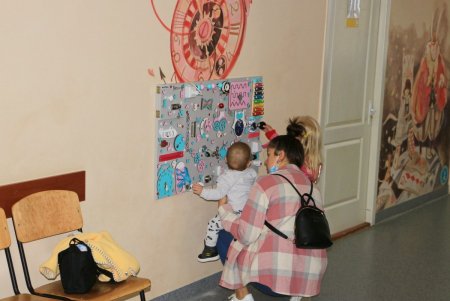 Видеопанели, мягкая мебель и развивающие доски: в детской поликлинике №4 улучшают условия для маленьких пациентов (фото)