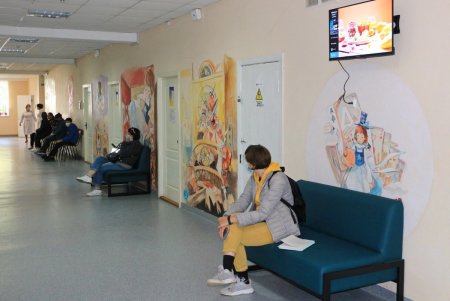 Видеопанели, мягкая мебель и развивающие доски: в детской поликлинике №4 улучшают условия для маленьких пациентов (фото)
