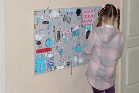 Видеопанели, мягкая мебель и развивающие доски: в детской поликлинике №4 улучшают условия для маленьких пациентов (фото)