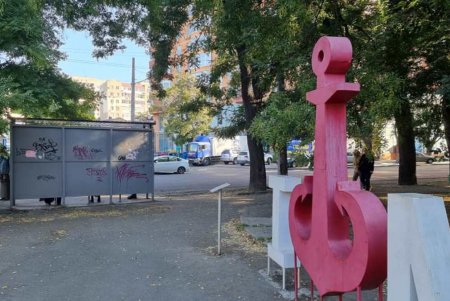 В Приморском районе вандалы расписали две остановки и мусороприемник (фото)