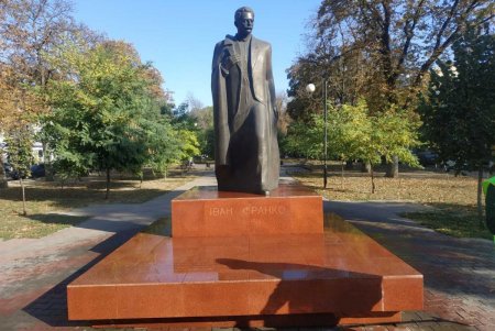 Коммунальщики очистили памятники и бюветы в Приморском районе (фото)