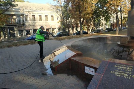 Коммунальщики очистили памятники и бюветы в Приморском районе (фото)