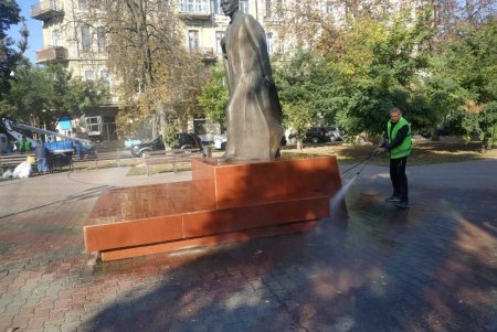 Коммунальщики очистили памятники и бюветы в Приморском районе (фото)
