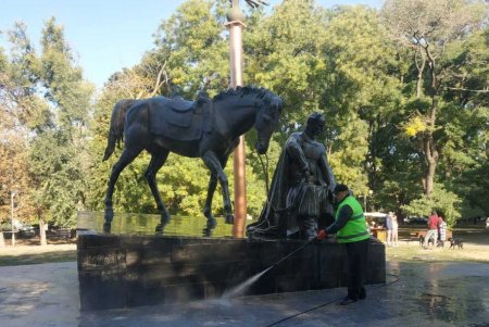 Коммунальщики очистили памятники и бюветы в Приморском районе (фото)