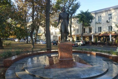 Коммунальщики очистили памятники и бюветы в Приморском районе (фото)