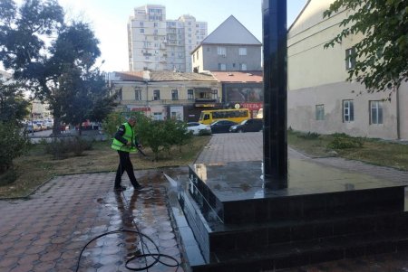 Коммунальщики очистили памятники и бюветы в Приморском районе (фото)
