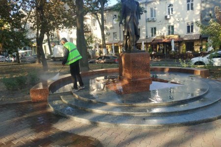 Коммунальщики очистили памятники и бюветы в Приморском районе (фото)