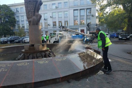 Коммунальщики очистили памятники и бюветы в Приморском районе (фото)
