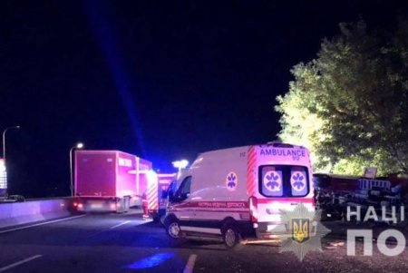Два человека погибли и еще шестеро травмированы в результате столкновения грузовика и автобуса на трассе Киев - Одесса (фото)